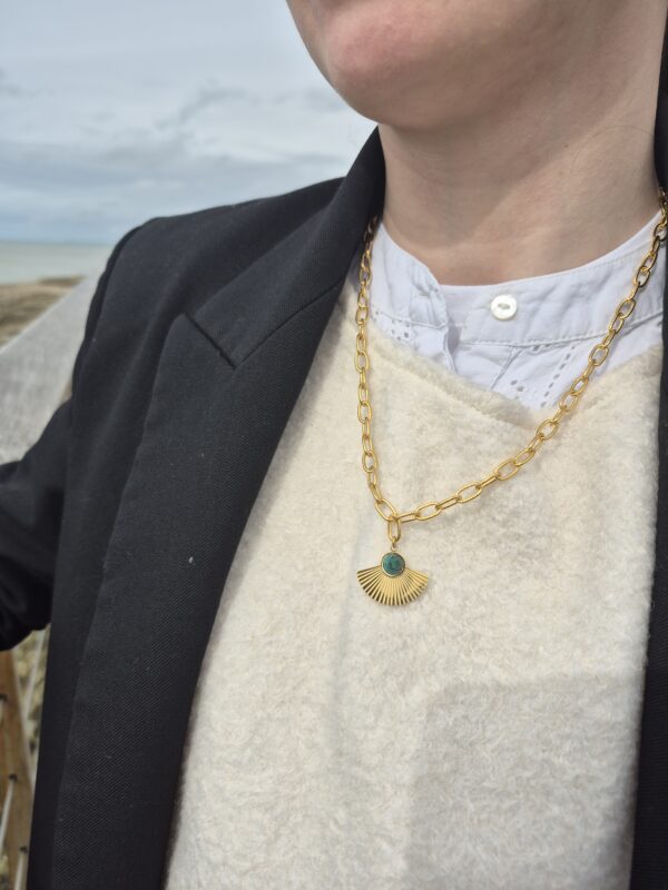 collier doré vert