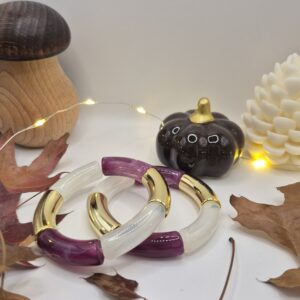 Bracelet composé d’éléments tubulaires aux finitions variées.