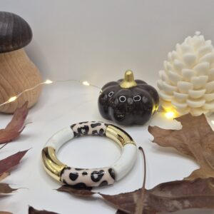 Bracelet composé d’éléments tubulaires aux finitions variées.