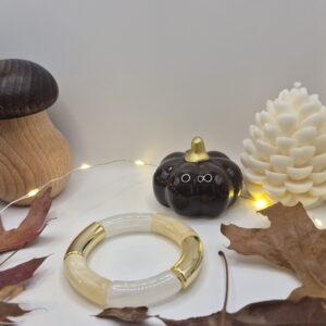 Bracelet composé d’éléments tubulaires aux finitions variées.