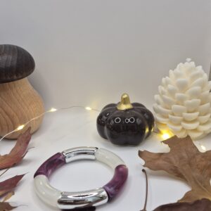 Bracelet composé d’éléments tubulaires aux finitions variées.