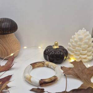 Bracelet composé d’éléments tubulaires aux finitions variées.