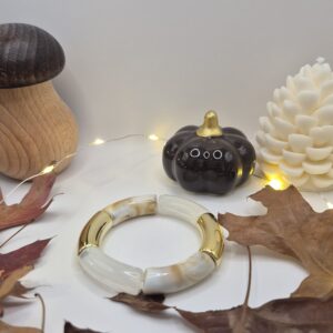 Bracelet composé d’éléments tubulaires aux finitions variées.