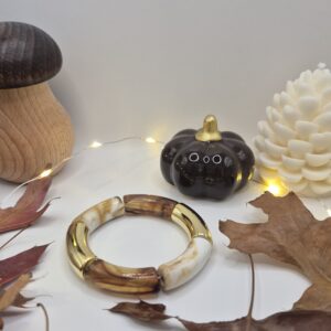 Bracelet composé d’éléments tubulaires aux finitions variées.