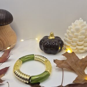 Bracelet composé d’éléments tubulaires aux finitions variées.